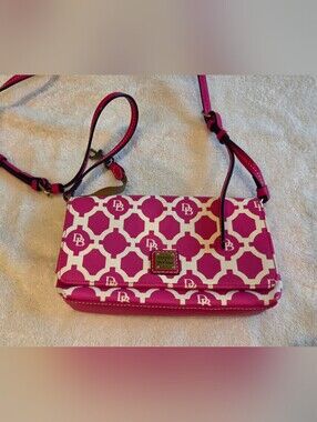 NWOT DOONY & BURKE CROSSBODY PURSE PINK WITH WHITE
